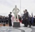 La statua del Marinaio ripulita dal rossetto. Pronto intervento del Comune di Livorno